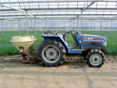 肥料を撒くトラクター